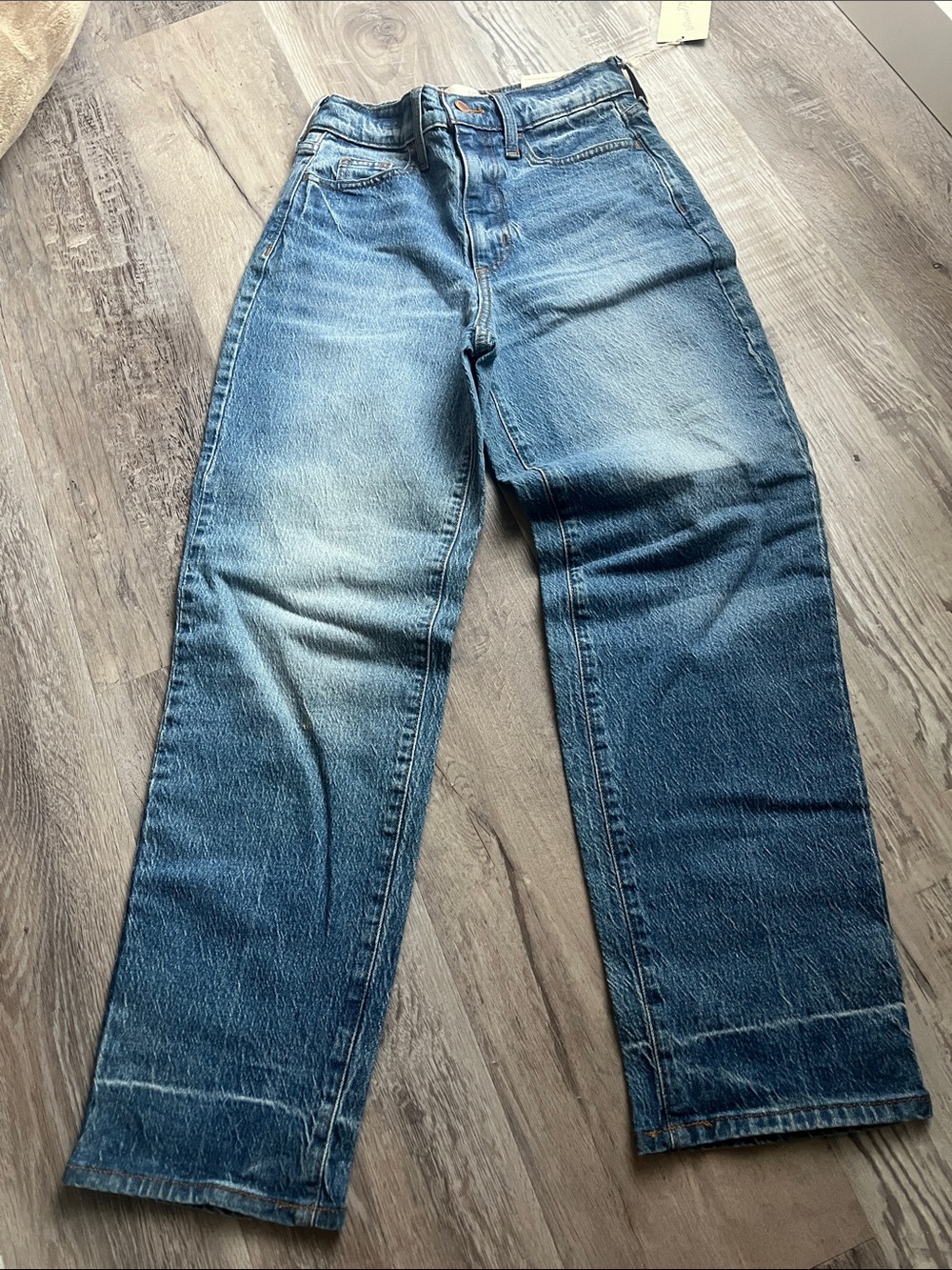 Universal Thread Women's Vintage Straight-Leg Jeans in Light Blue Wash